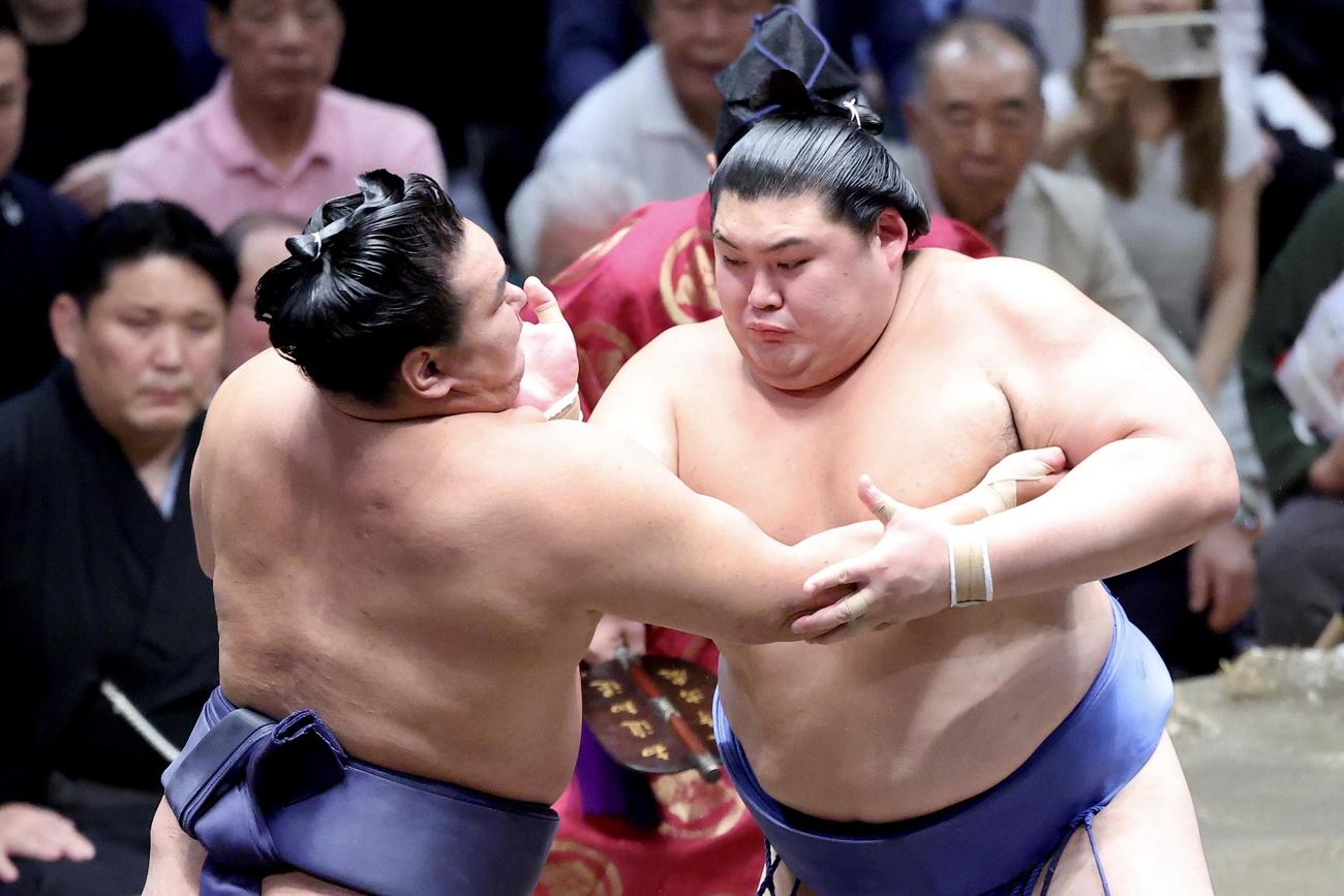 激しくぶつかり合う豊昇龍（左）と大の里（撮影・河田真司）