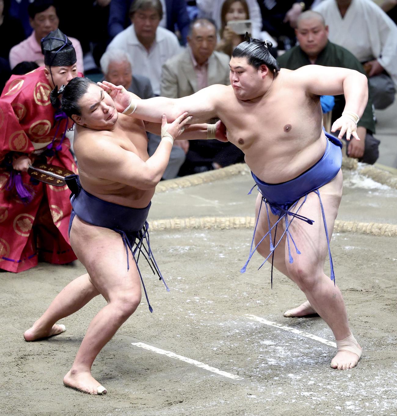 激しくぶつかり合う豊昇龍（左）と大の里（撮影・河田真司）
