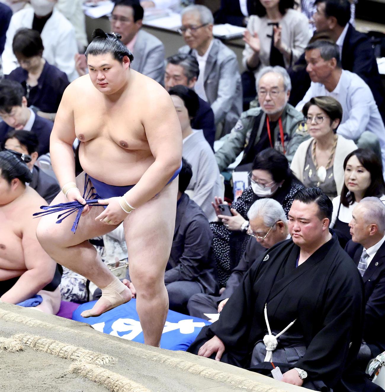 土俵に上がる大の里。土俵下右は二所ノ関親方（撮影・河田真司）