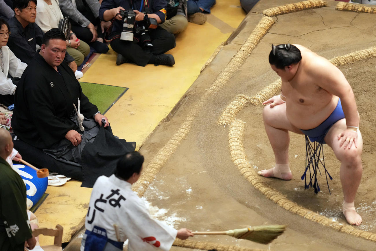 大の里（右）の審判を務める師匠の二所ノ関親方（撮影・たえ見朱実）