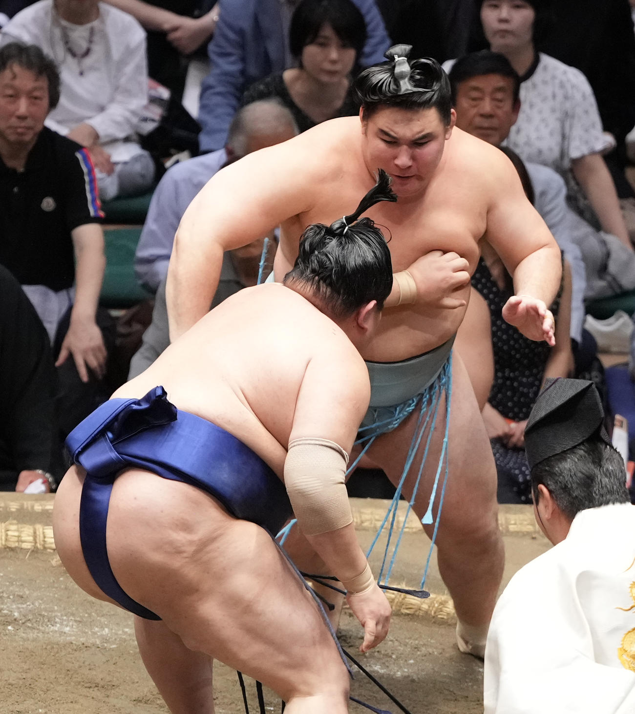 大相撲夏場所千秋楽　阿炎（左）の攻めをこらえる欧勝馬（撮影・小沢裕）