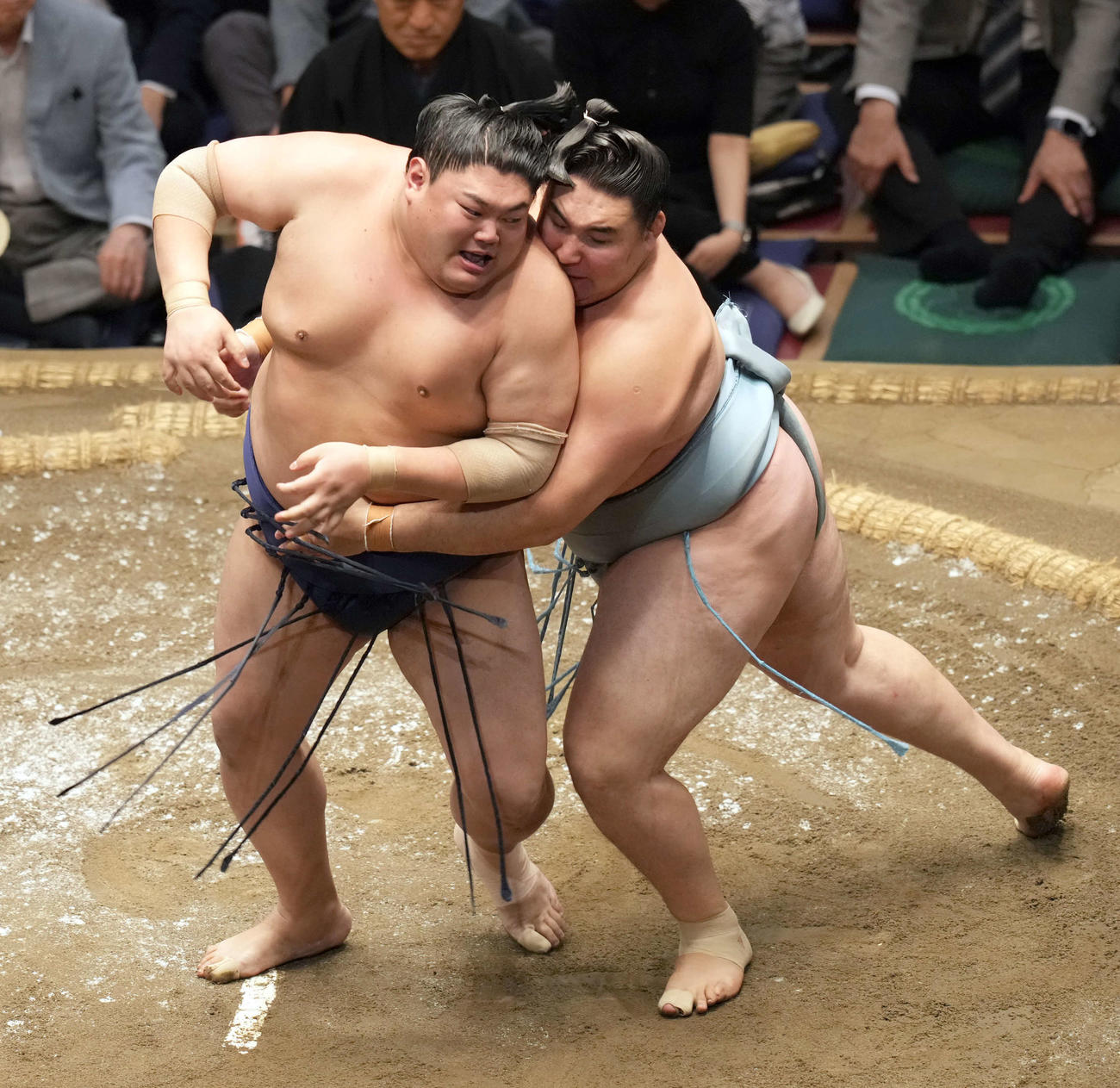 阿炎を送り出しで破る欧勝馬（右）（撮影・たえ見朱実）