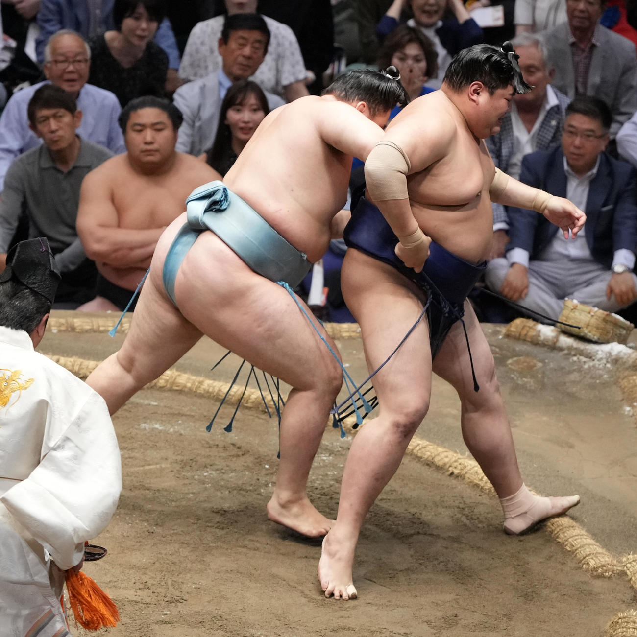 阿炎（右）は送り出しで欧勝馬に敗れる（撮影・小沢裕）
