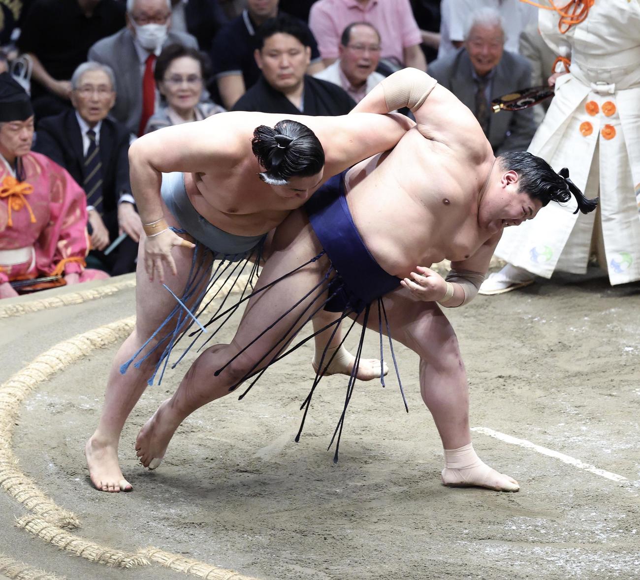 攻め合い欧勝馬（左）と阿炎（撮影・河田真司）