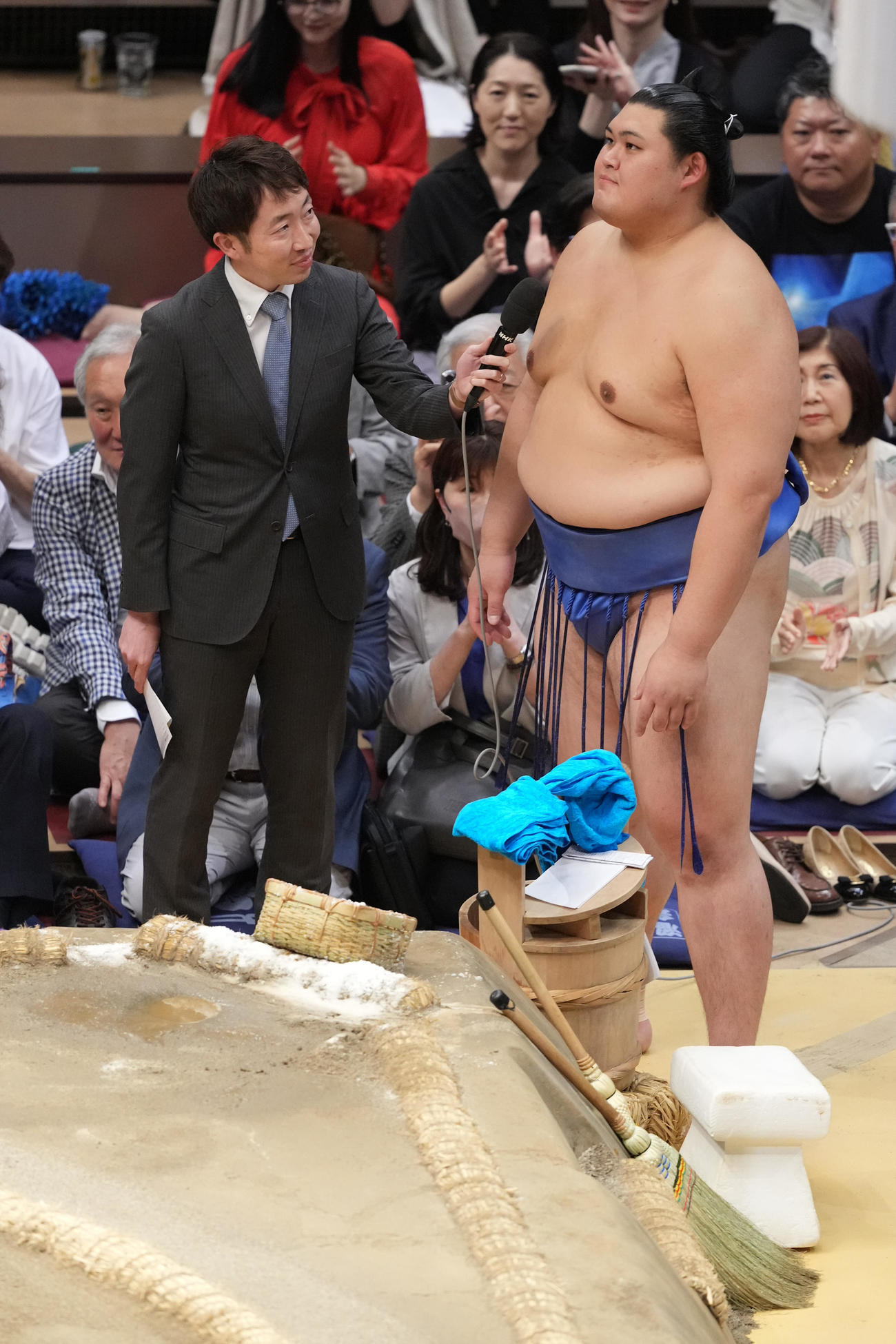 優勝インタビューに臨む大の里（撮影・小沢裕）