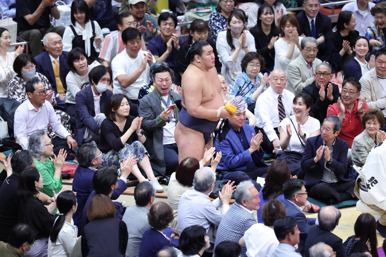 大の里を上手捻りで破り、花道から引き揚げる豊昇龍（撮影・河田真司）