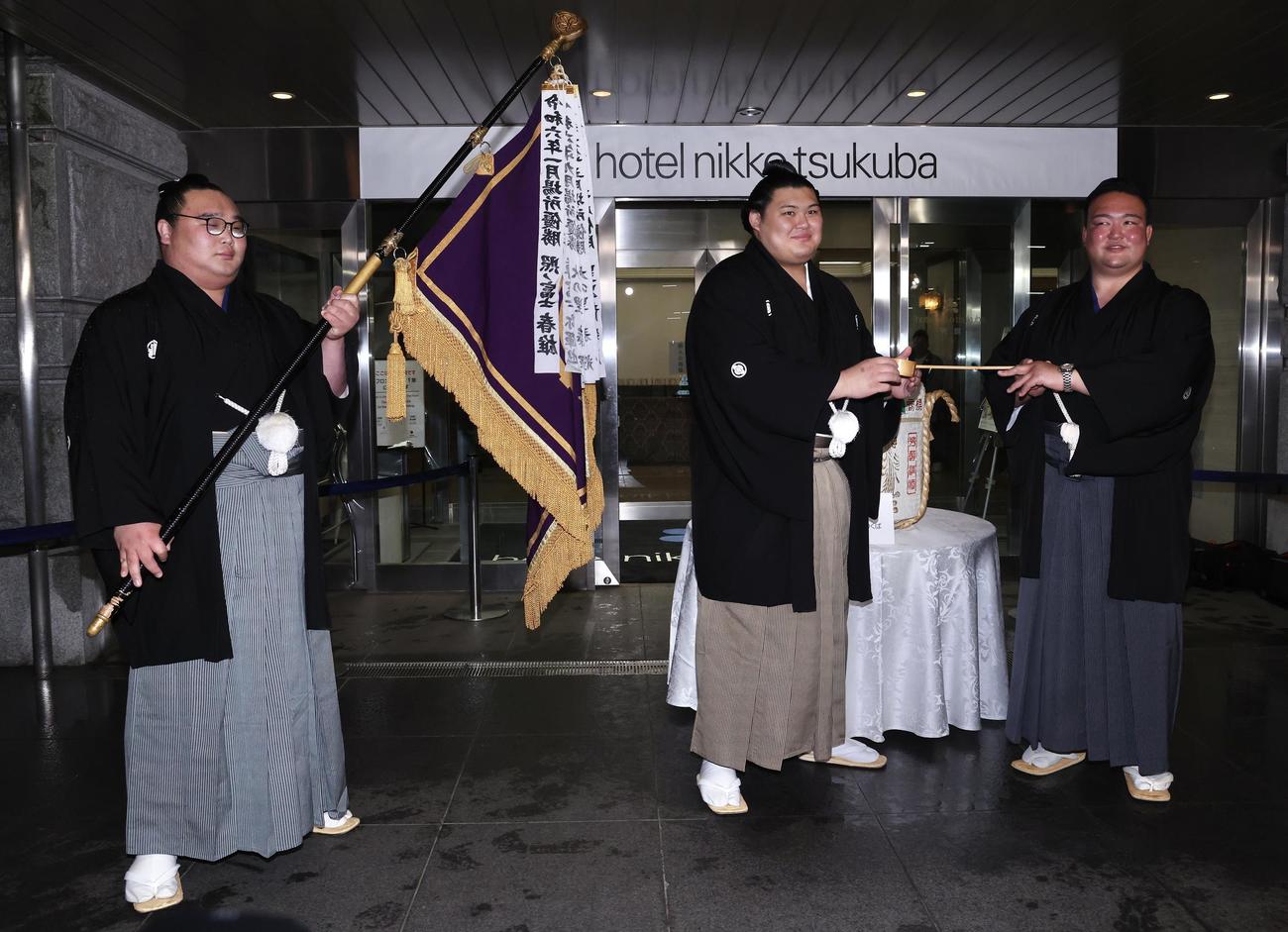 水付けを執り行う大の里（中央）と二所ノ関親方（右）。左は白熊（撮影・河田真司）