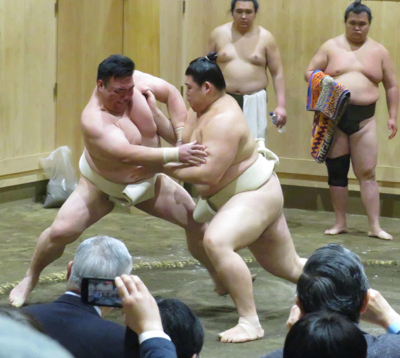 師匠の二所ノ関親方（手前左）と三番稽古を行った大の里（同右）