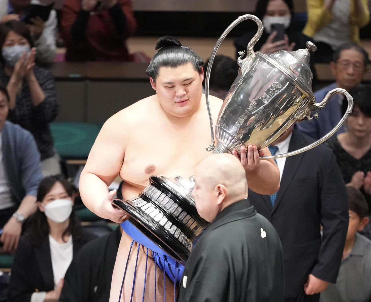 八角理事長（手前）から賜杯を受け取る大の里（撮影・小沢裕）