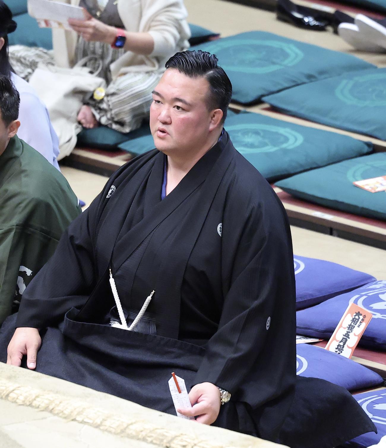 審判に入る二所ノ関親方（撮影・河田真司）