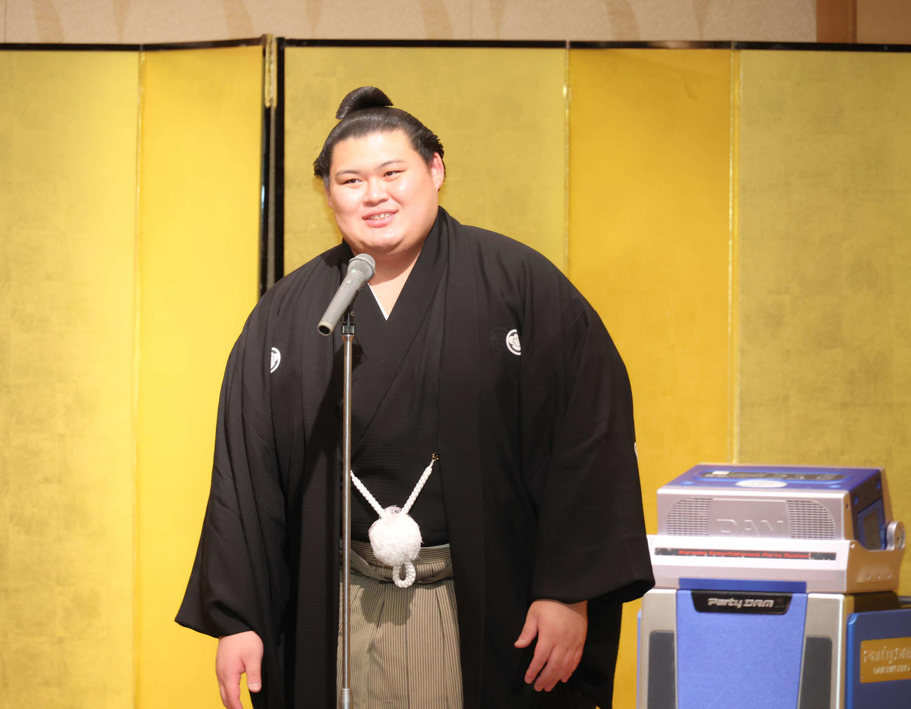 祝賀会であいさつする大の里