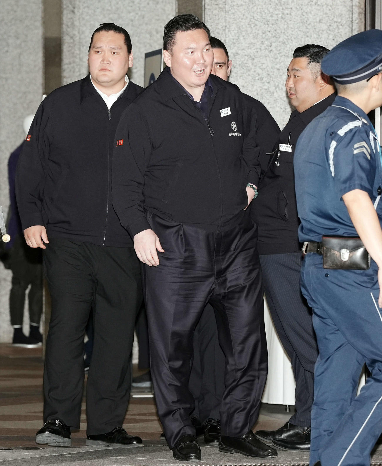 パレードの誘導で姿を見せた照ノ富士親方（左）宮城野親方（撮影・たえ見朱実）