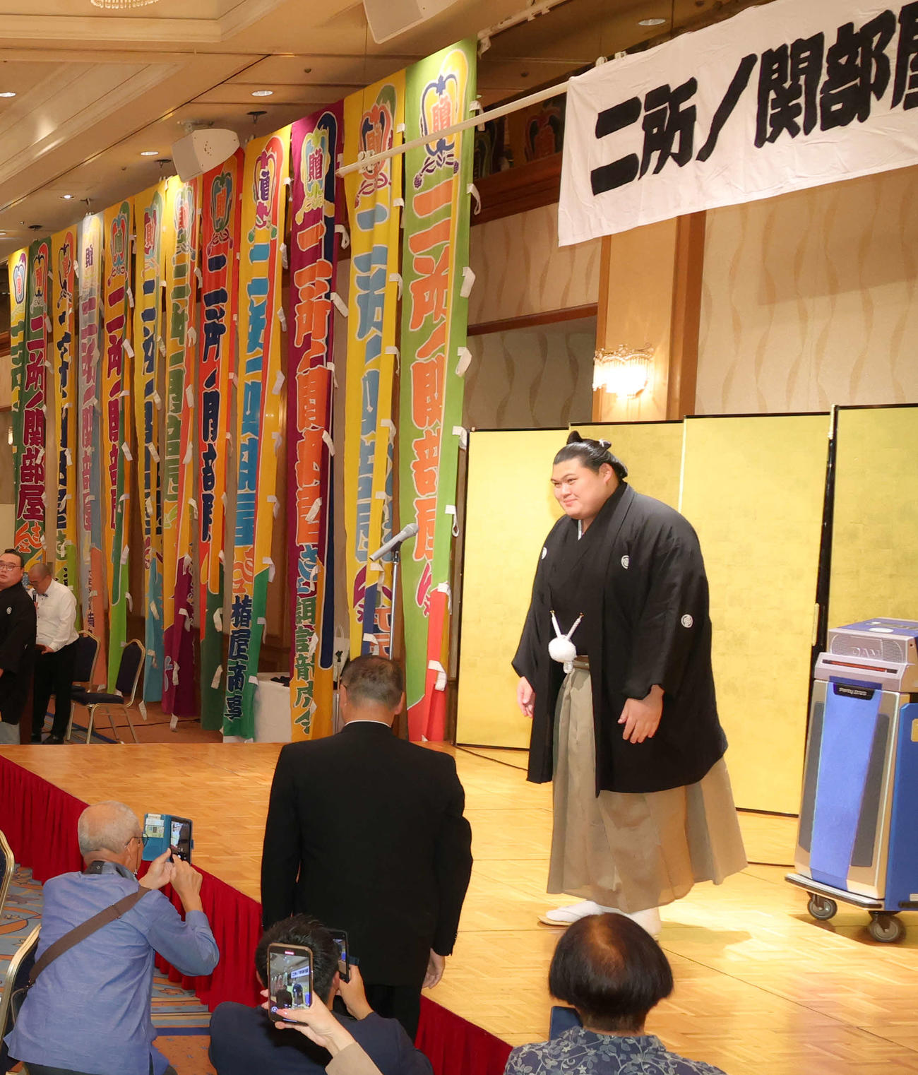 祝賀会であいさつする大の里