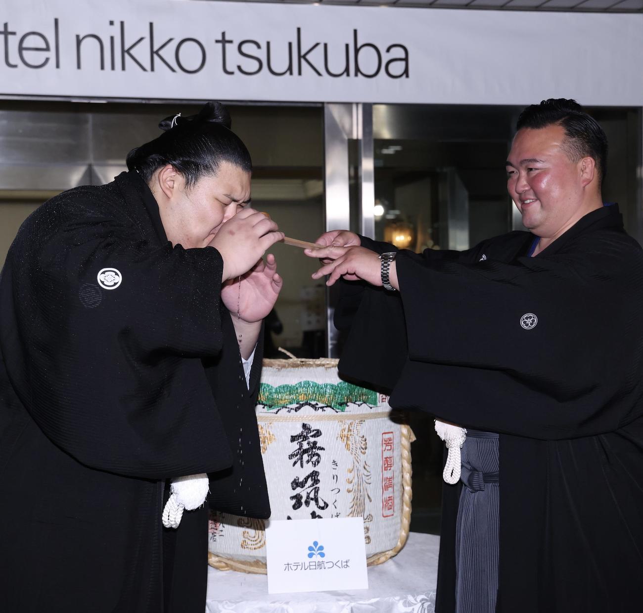 大の里（左）に水付けし、笑顔を見せる二所ノ関親方（撮影・河田真司）