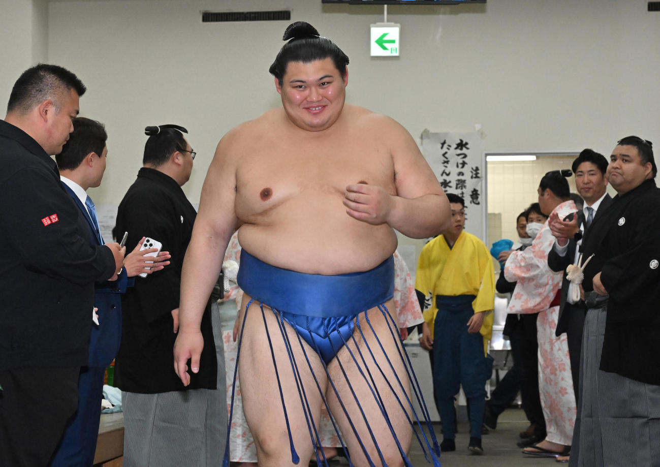 千秋楽の支度部屋で笑顔を見せる大の里（代表撮影）