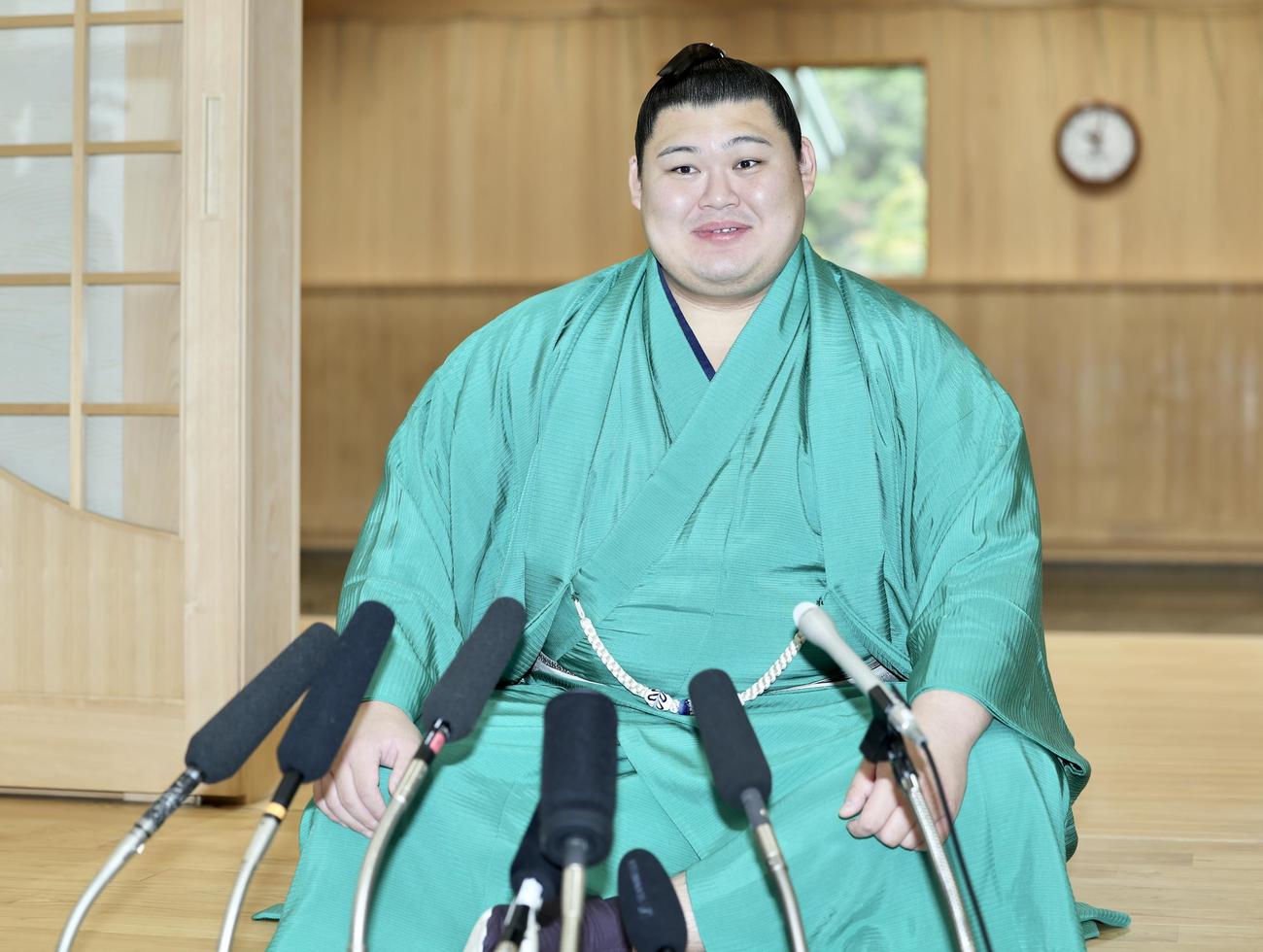 一夜明け会見でに臨む大の里（撮影・河田真司）