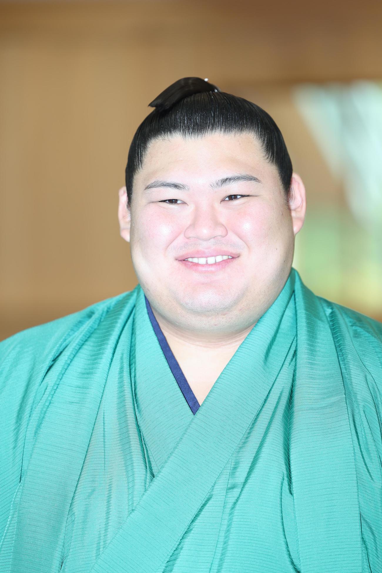 一夜明け会見で笑顔を見せる大の里（撮影・河田真司）
