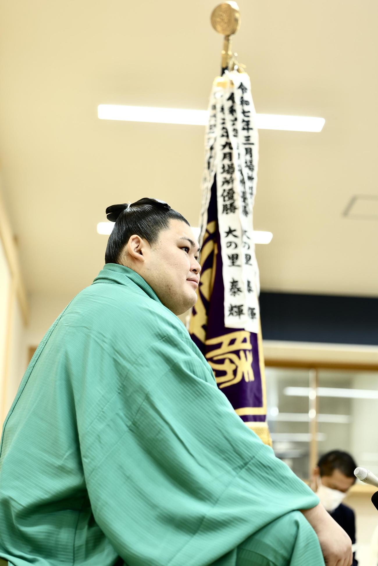 一夜明け会見に臨む大の里（撮影・河田真司）