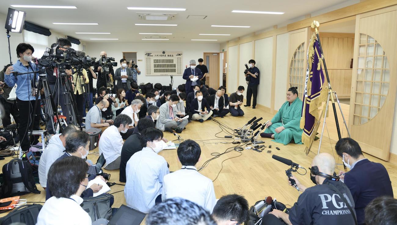 一夜明け会見でに臨む大の里（右）（撮影・河田真司）