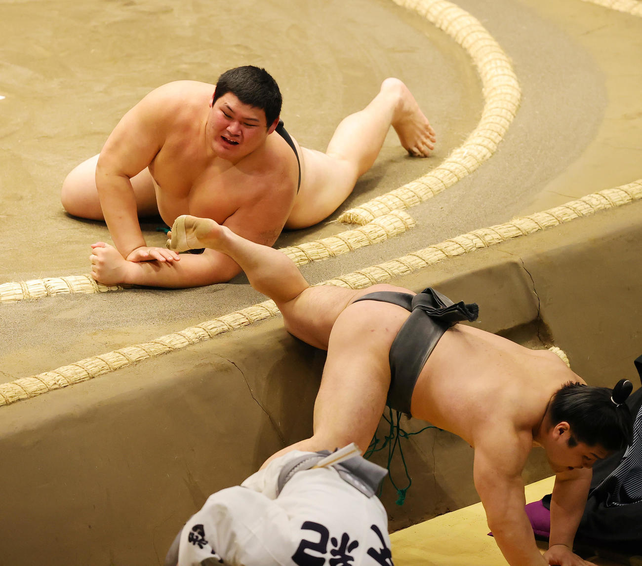 2023年5月、大相撲夏場所　初日　石崎（右）に突き落としで敗れる大の里（2023年5月14日撮影）