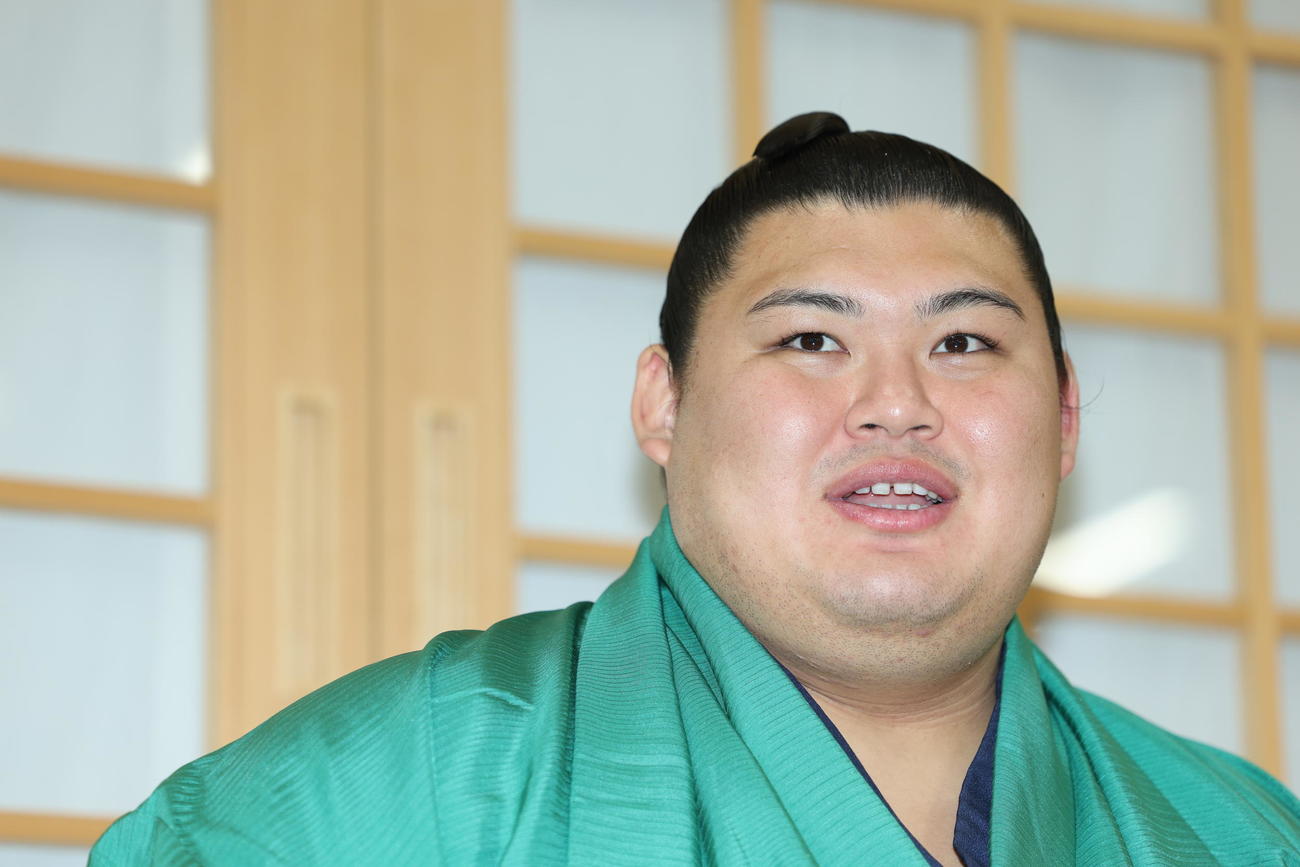横綱審議委員会の定例会合後、部屋で会見に臨む大の里（撮影・河田真司）