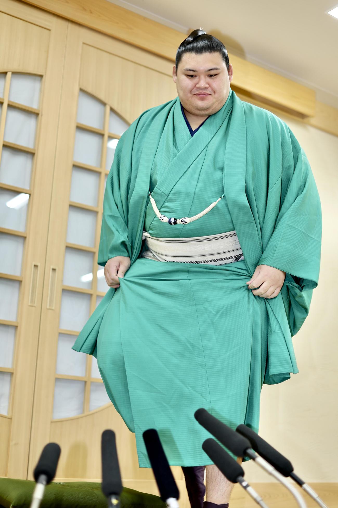 横綱昇進が確定し、会見に臨む大の里（撮影・河田真司）