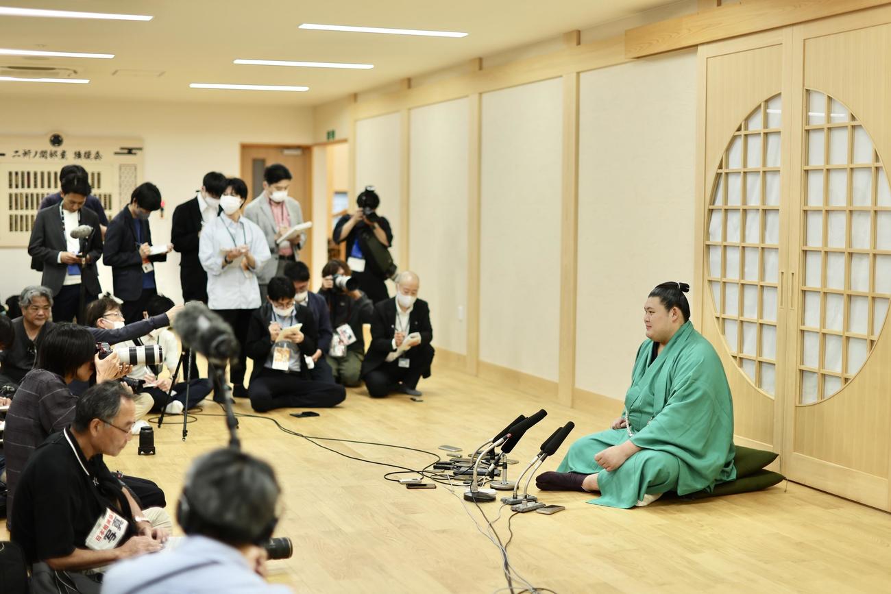 横綱昇進が確定し、会見に臨む大の里（右）（撮影・河田真司）