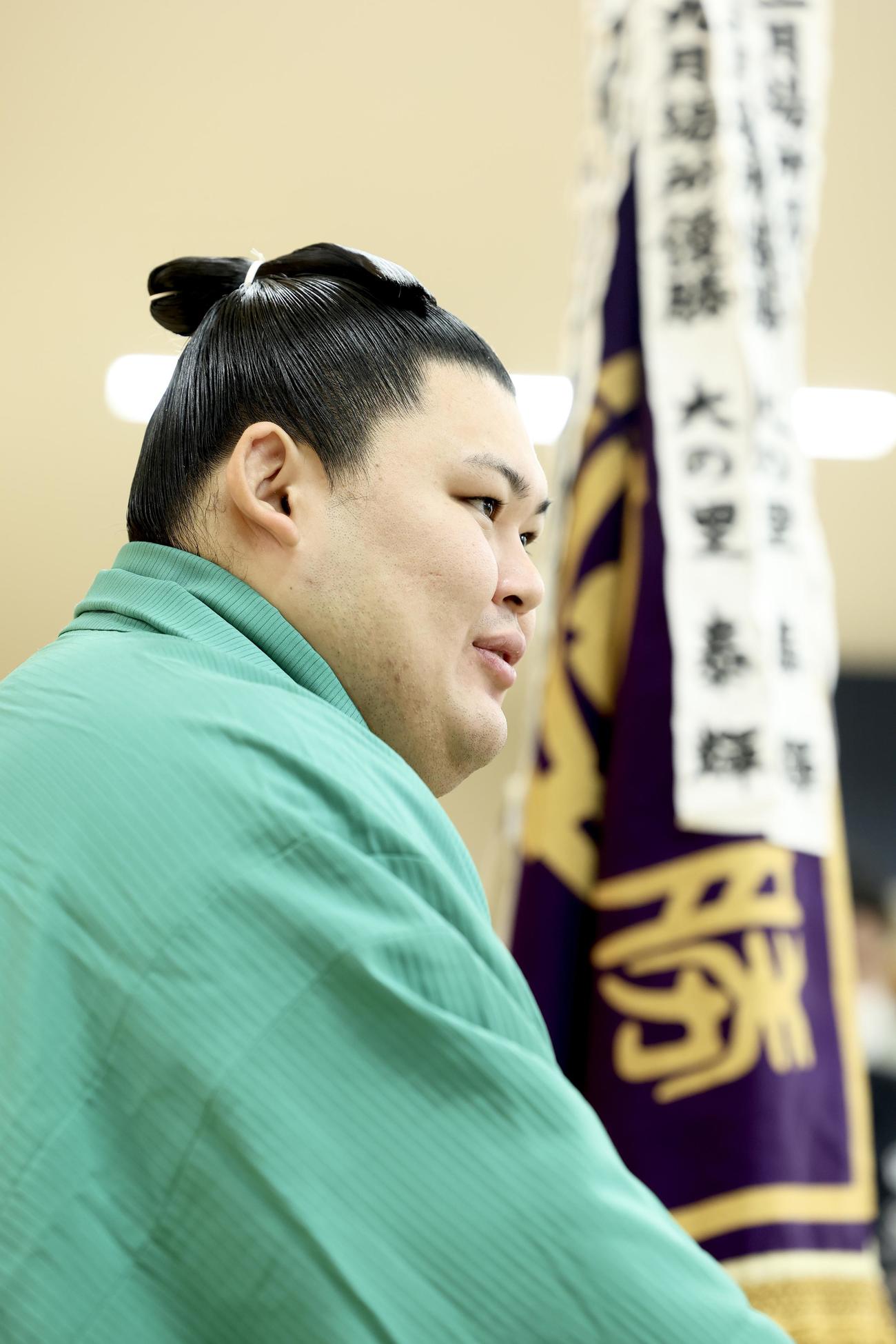 一夜明け会見に臨む大の里（撮影・河田真司）