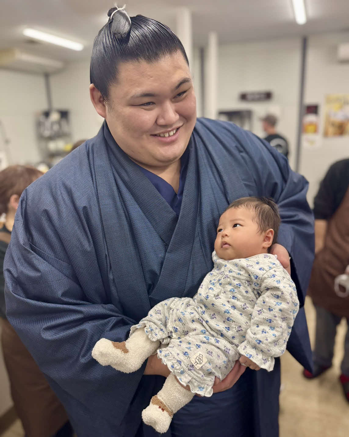 赤ちゃん抱っこする大の里（那谷さん提供）