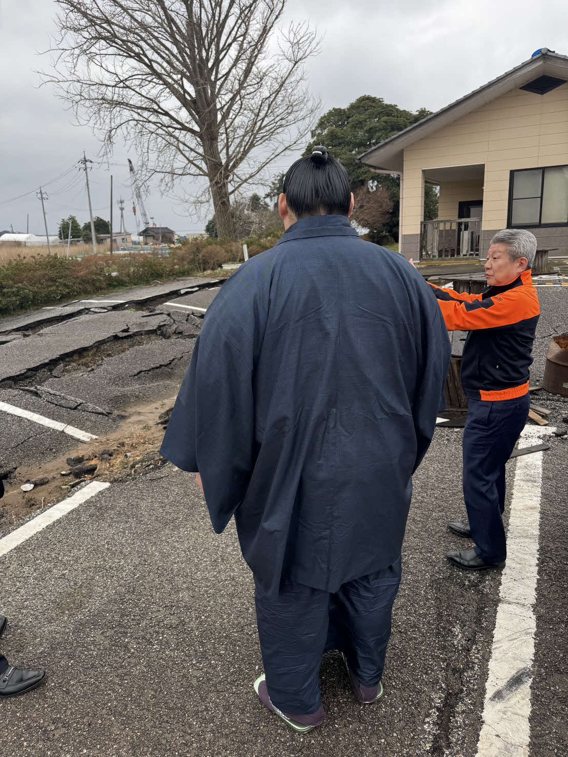 能登半島地震の被害現場を確認する大の里（那谷さん提供）