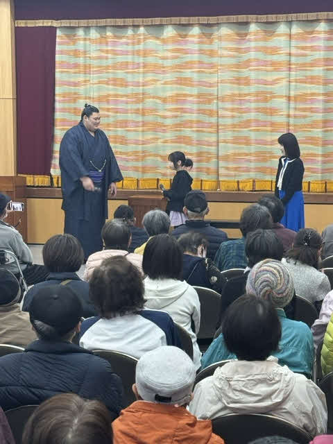 子どもからの質問に答える大の里（那谷さん提供）