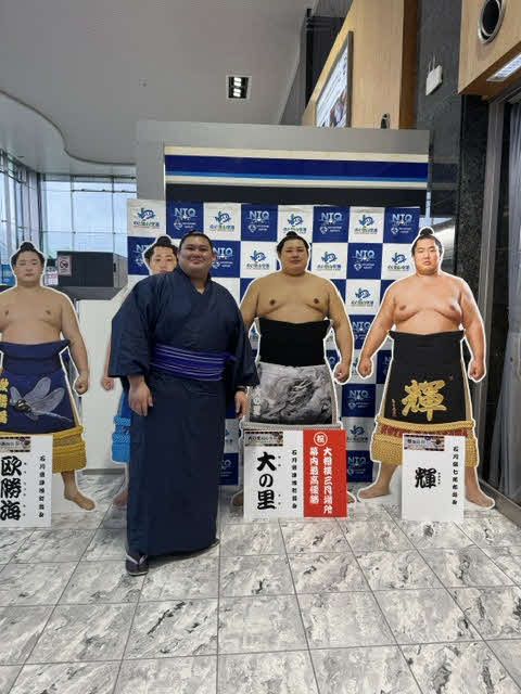 等身大パネルと写真を撮る大の里（那谷さん提供）