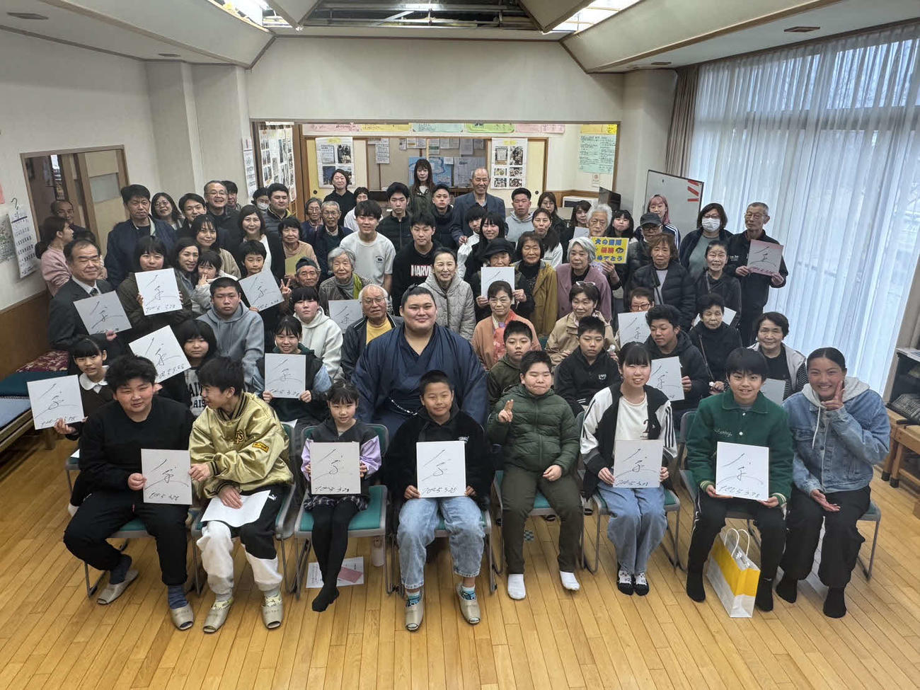 慰問に訪れた大の里（那谷さん提供）
