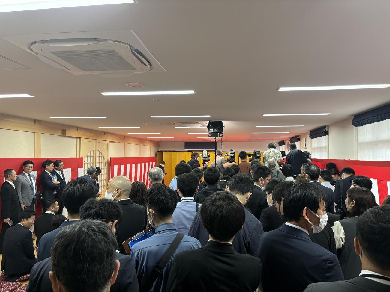 使者の到着を待つ伝達式の会場