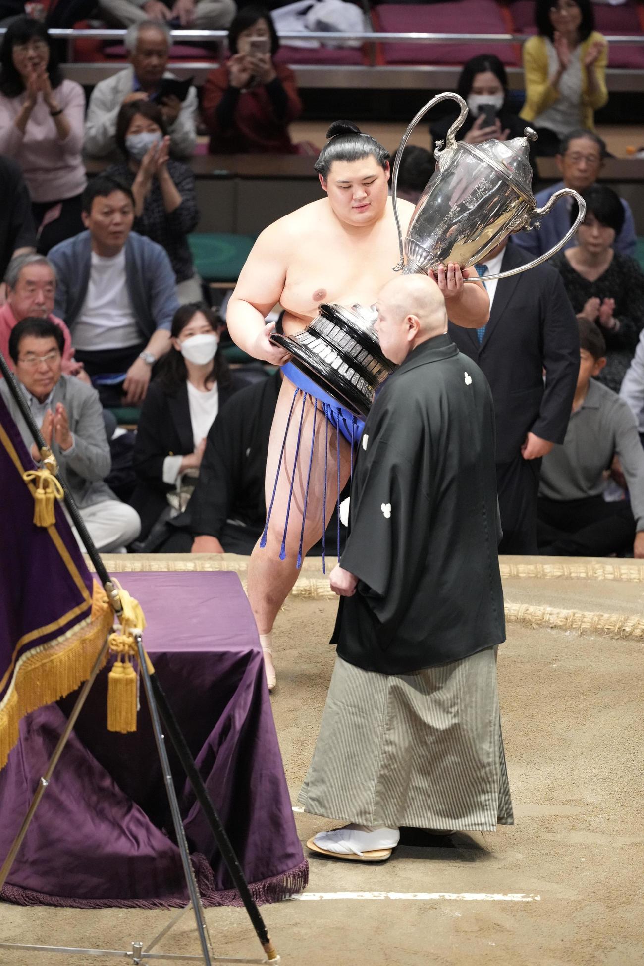 25年5月25日　八角理事長（手前）から賜杯を受け取る大の里（撮影・小沢裕）