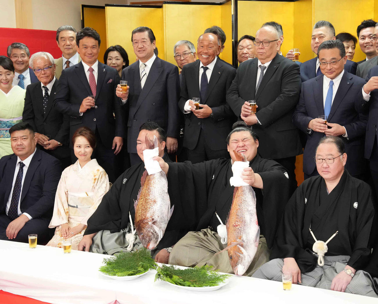 昇進が決まりお祝いの鯛を手にする新横綱大の里（撮影・小沢裕）
