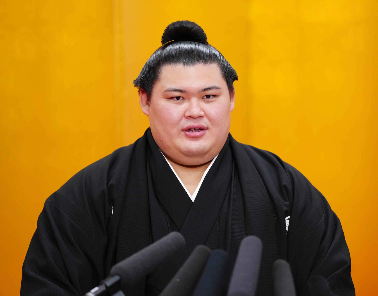 昇進が決まり会見に臨む新横綱大の里