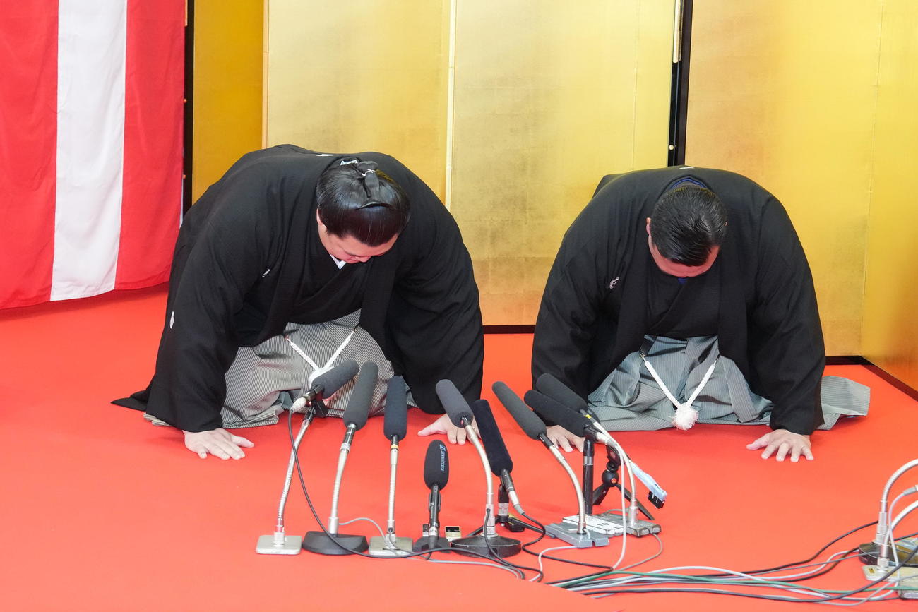 口上を述べる新横綱大の里、右は師匠の二所ノ関親方（撮影・小沢裕）