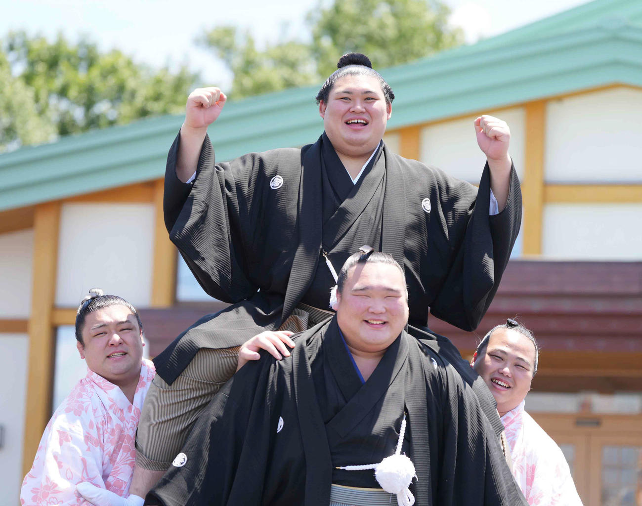 左から麒麟龍、白熊、花の海が作った騎馬に乗りガッツポーズする新横綱大の里（中央）（撮影・小沢裕）