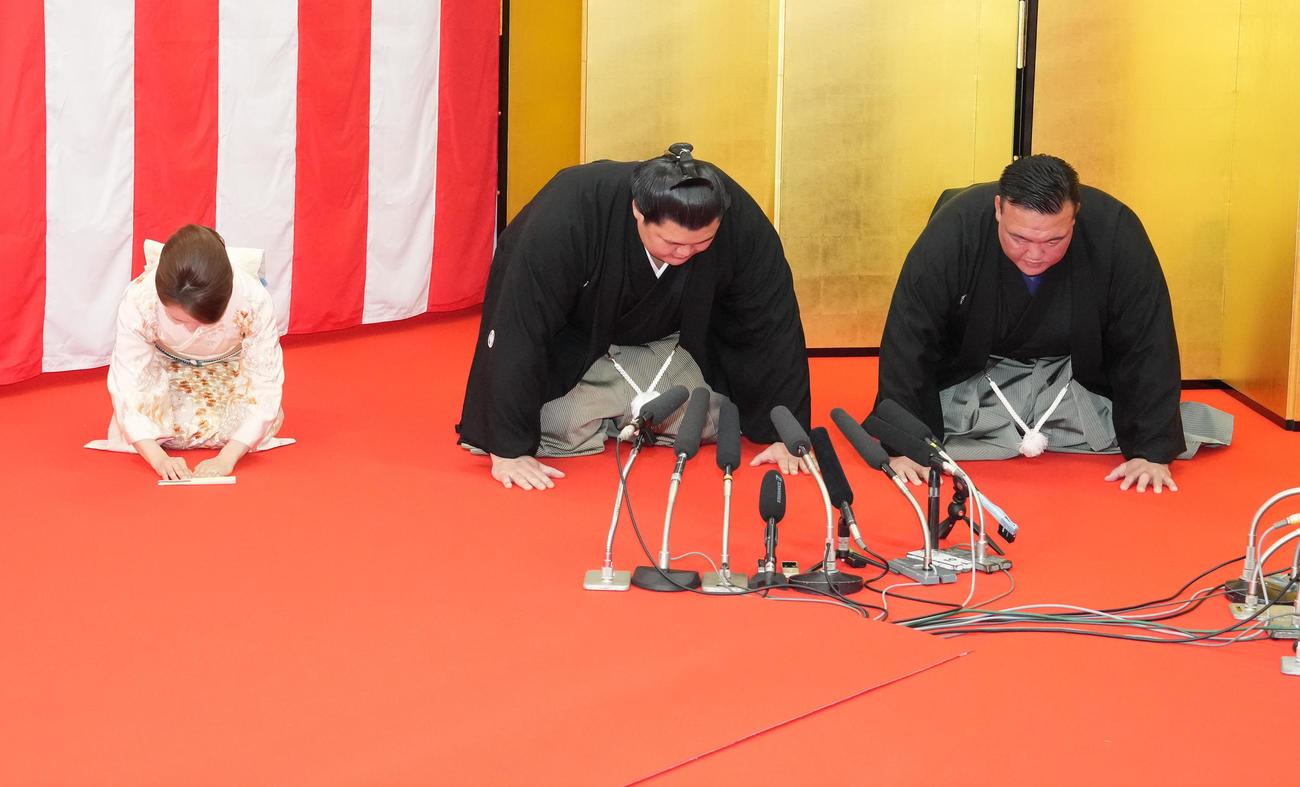 口上を述べる新横綱大の里（中央）、左は師匠の二所ノ関親方（撮影・小沢裕）