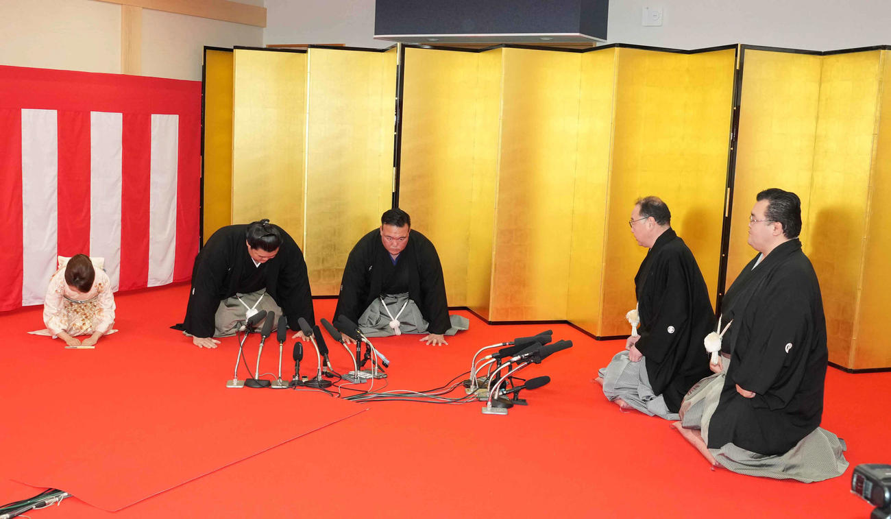 使者の出羽海親方（右から2人目）から横綱昇進を伝えられる大の里（左から2人目）と師匠の二所ノ関親方（撮影・小沢裕）