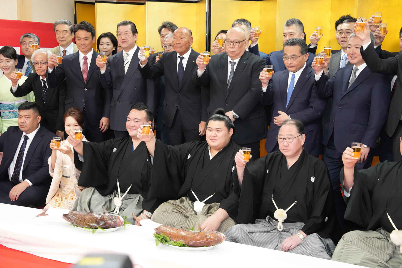 昇進が決まり関係者とビールで乾杯する新横綱大の里（中央）（撮影・小沢裕）