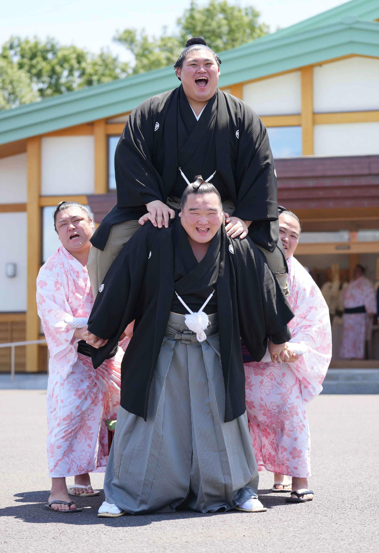 左から麒麟龍、白熊、花の海が作った騎馬に乗り笑顔を見せる新横綱大の里（中央）（撮影・小沢裕）