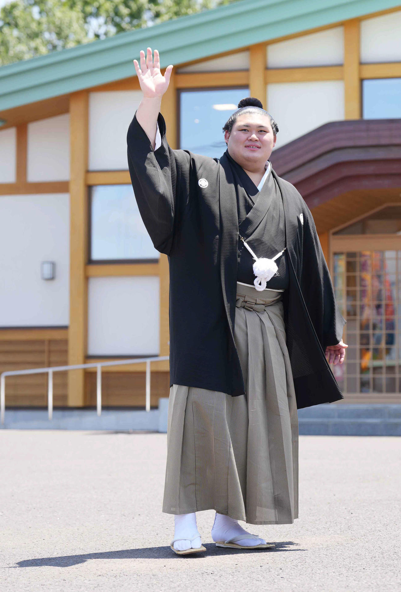 記念撮影を終えファンに手を振る新横綱大の里（撮影・小沢裕）