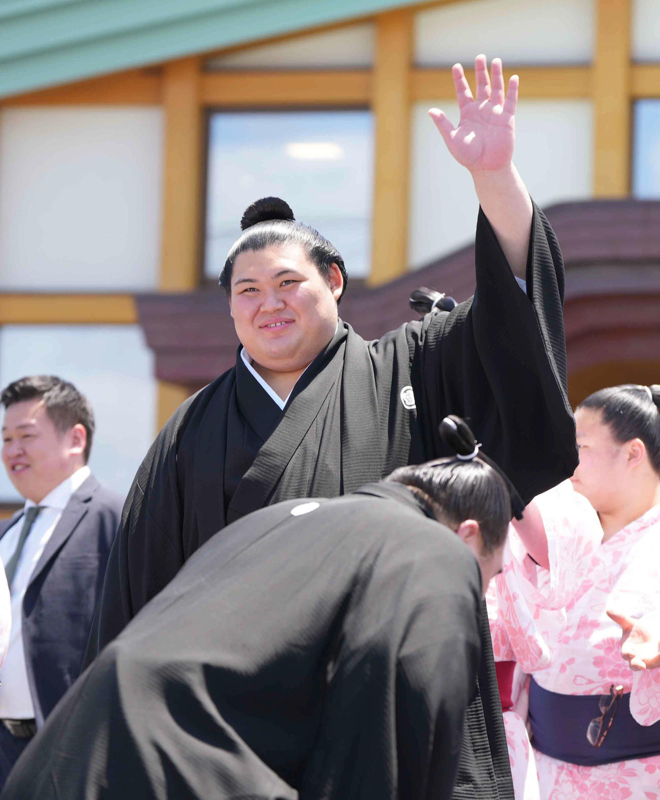 記念撮影を終えファンに手を振る新横綱大の里（撮影・小沢裕）