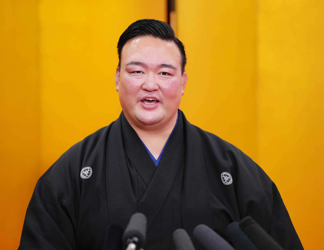 大の里の横綱昇進が決まり会見に臨む師匠の二所ノ関親方