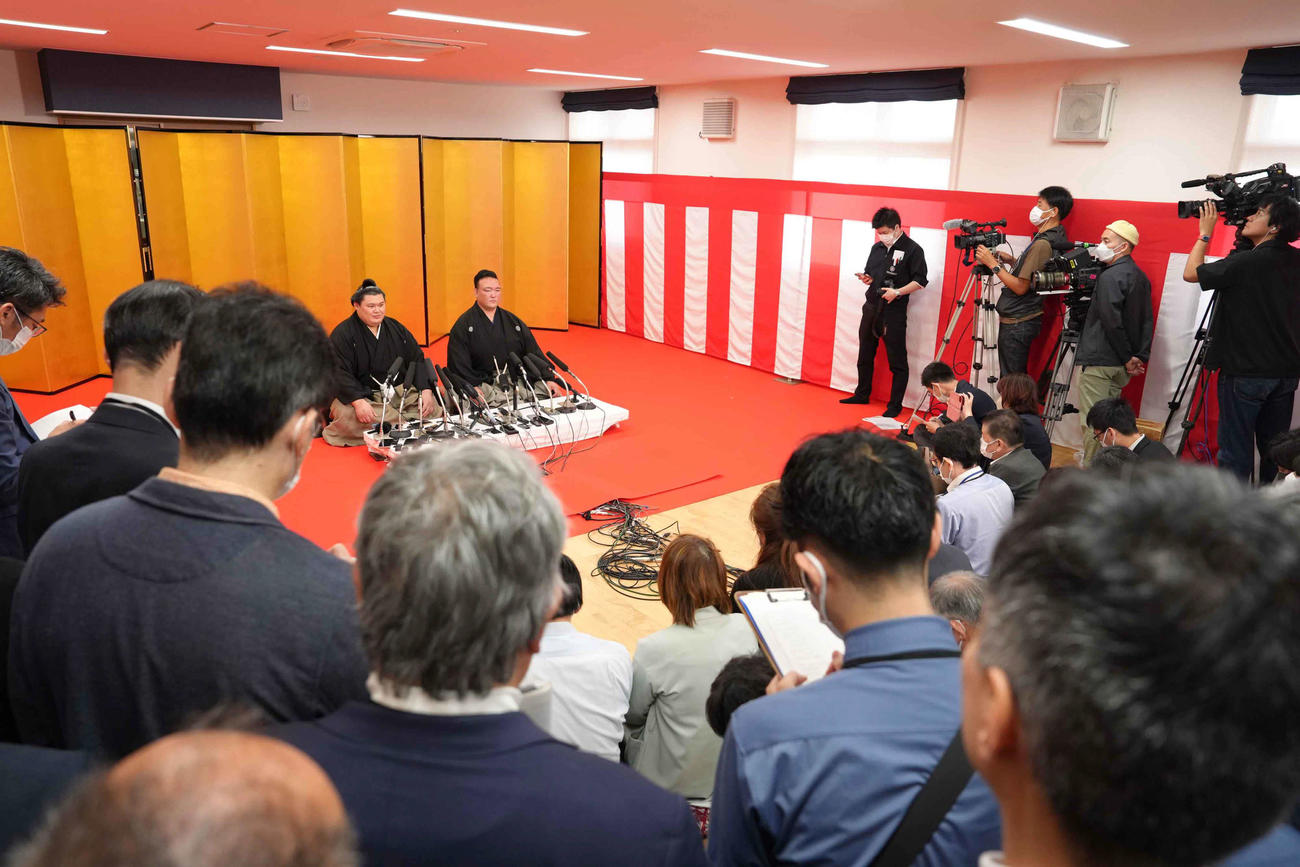 横綱昇進が正式決定し報道陣に囲まれながら会見に臨む大の里（左）と師匠の二所ノ関親方