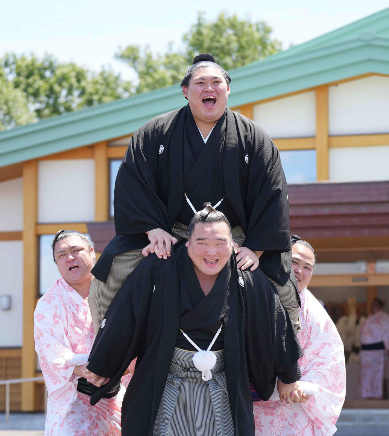 左から麒麟龍、白熊、花の海が作った騎馬に乗り笑顔を見せる新横綱大の里（中央）（撮影・小沢裕）