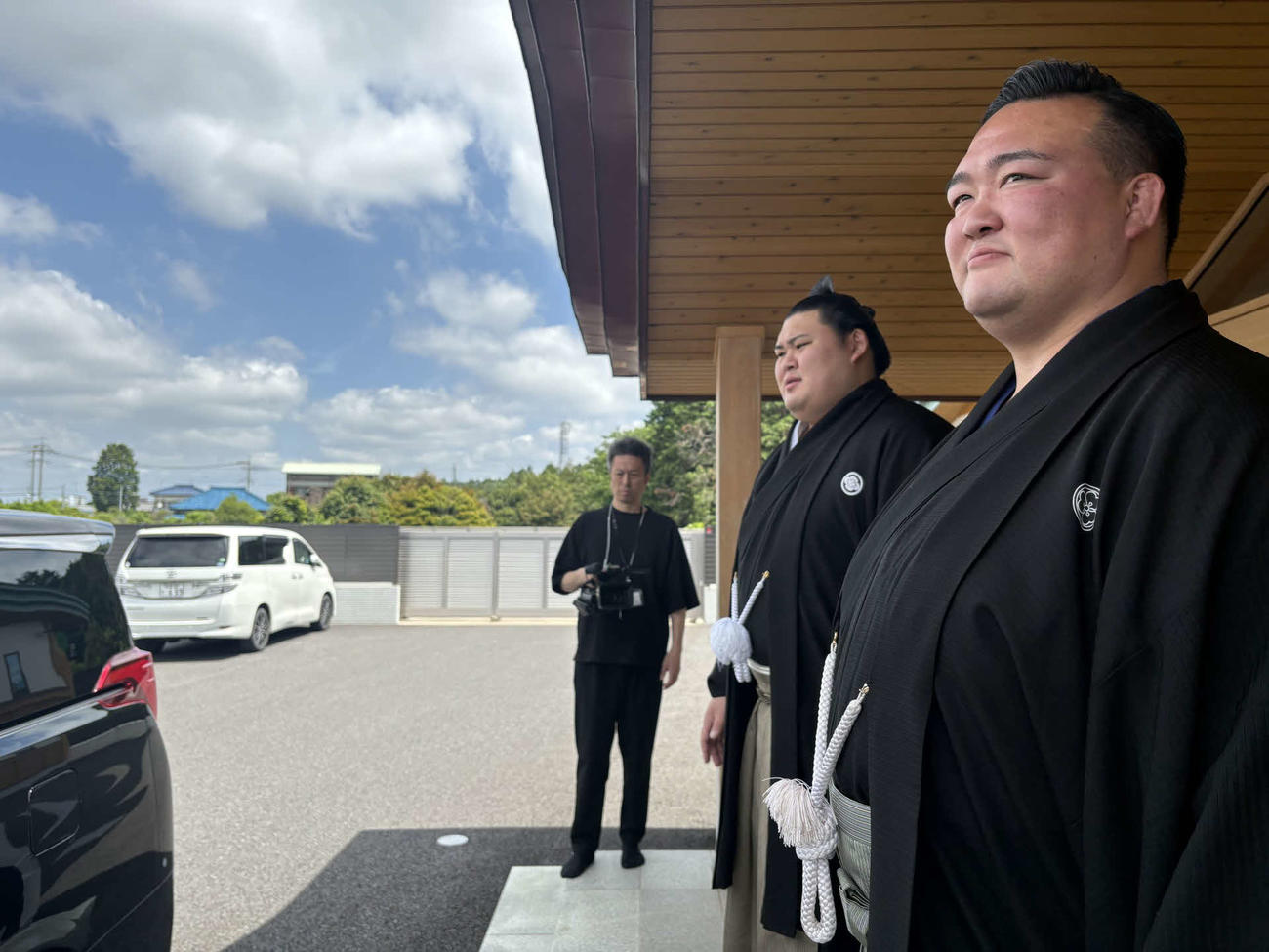 日本相撲協会からの使者を見送る二所ノ関親方（右、元横綱稀勢の里）と新横綱大の里