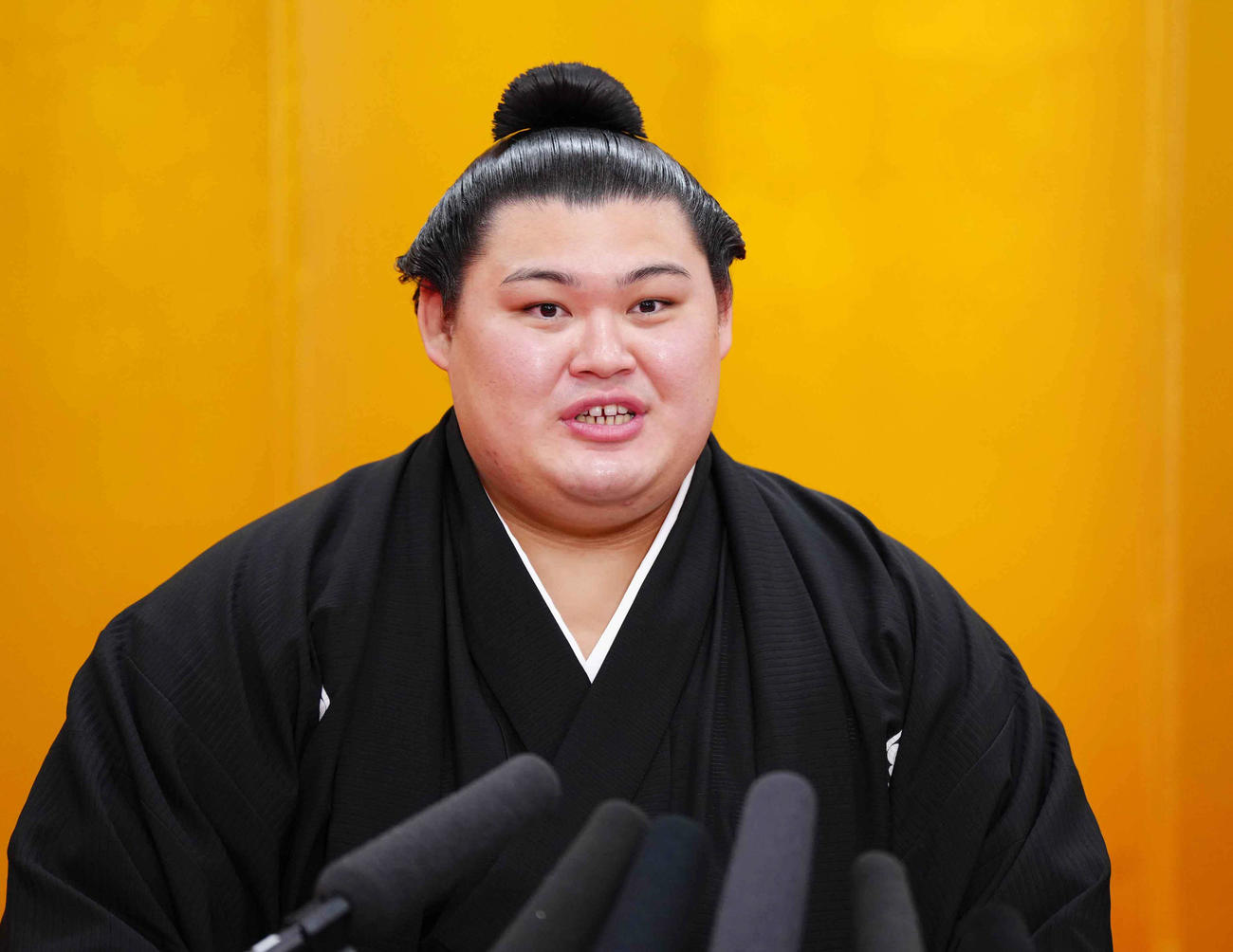 昇進が決まり会見に臨む新横綱大の里